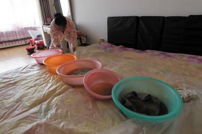 凤凰楼上漏水，住户失联，小区没物管，业主维权难！律师来支招……